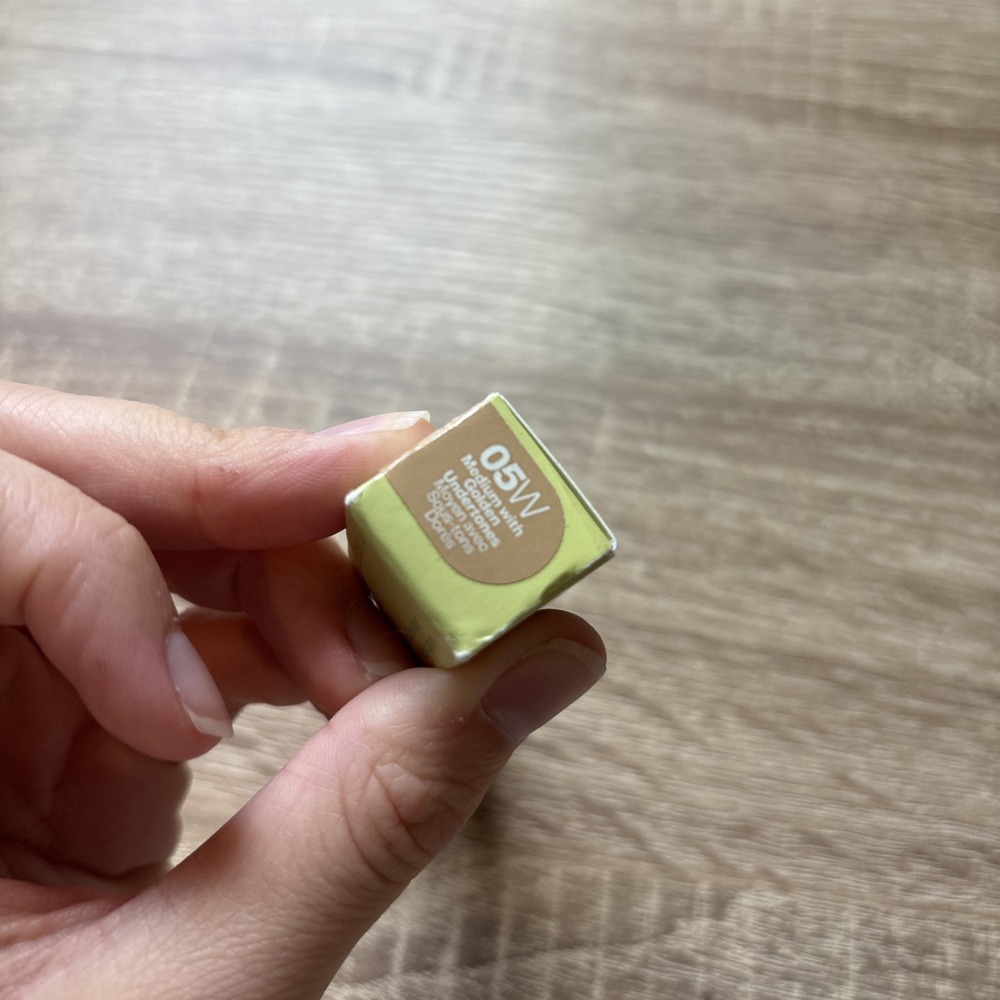New Kosas 05w Medium With Golden Revealer Concealer, Creamy + Brightening - Picture 2 of 3